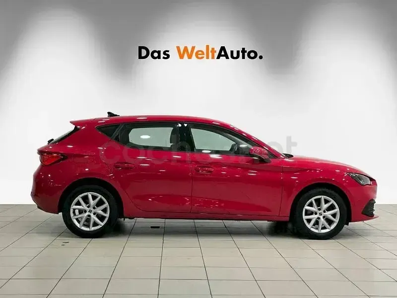 Usado Seat Leon Style 110 CV (80 kW) 2022 Rojo Berlina
