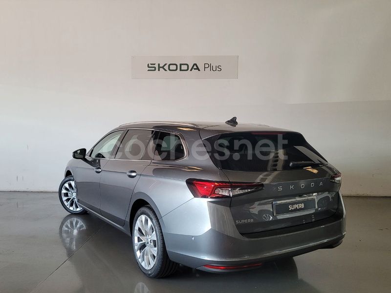 Usado Skoda Superb Selection 150 HP (110 kW) 2024 Cinzento Carrinha