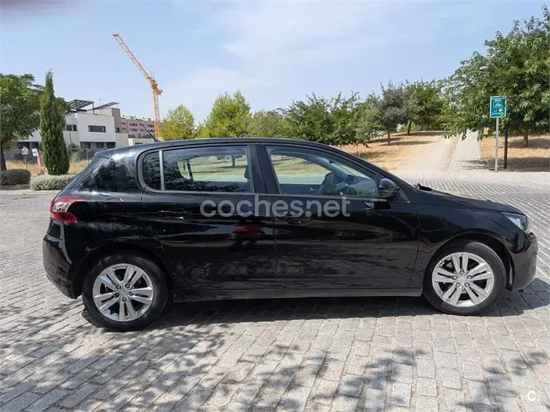 Usado Peugeot 308 Allure 115 CV (84 kW) 2015 Negro Berlina