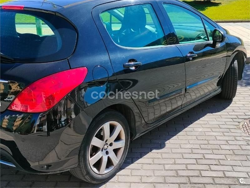 Usado Peugeot 308 Active 115 CV (84 kW) 2013 Negro Berlina