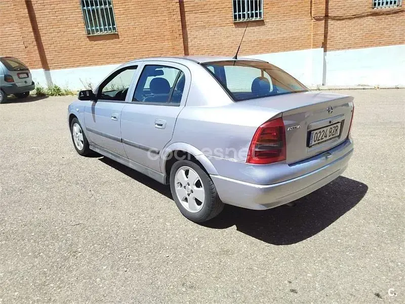 Usado Opel Astra Edition 100 CV (73 kW) 2002 Gris / plata Berlina