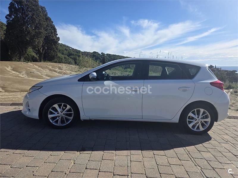 Usado Toyota Auris Active 132 CV (97 kW) 2013 Blanco Berlina