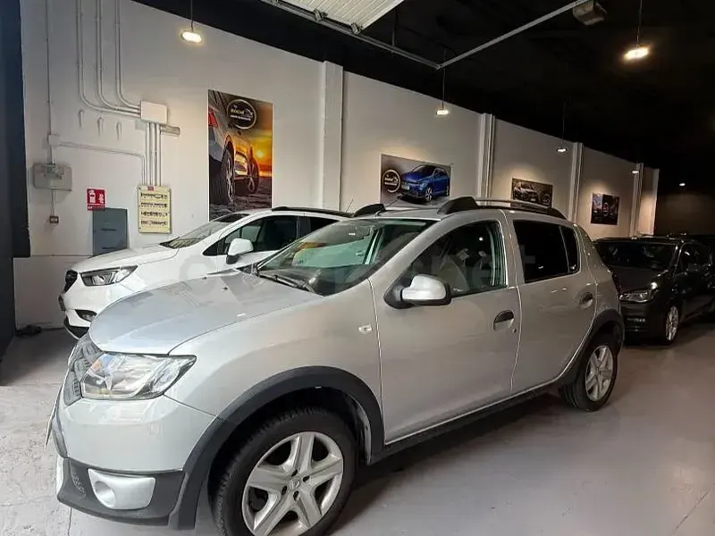 Usado Dacia Sandero Stepway 90 CV (66 kW) 2015 Gris / plata Berlina