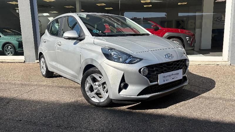 Gris/plata Usado 2023 Hyundai i10 Utilitario | 13.990 € (Precio justo) - Imagen 1/4