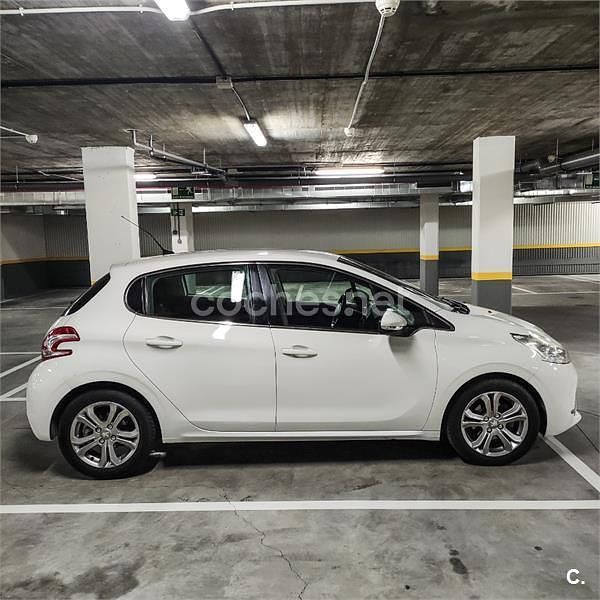 Usado Peugeot 208 Allure 92 CV (67 kW) 2014 Blanco Utilitario
