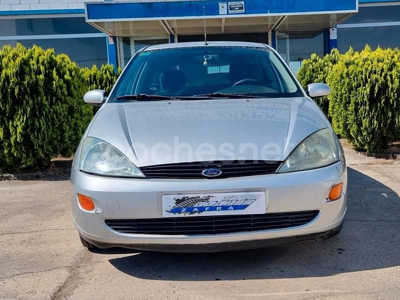 Usado Ford Focus Trend 90 CV (66 kW) 2000 Gris / plata Berlina