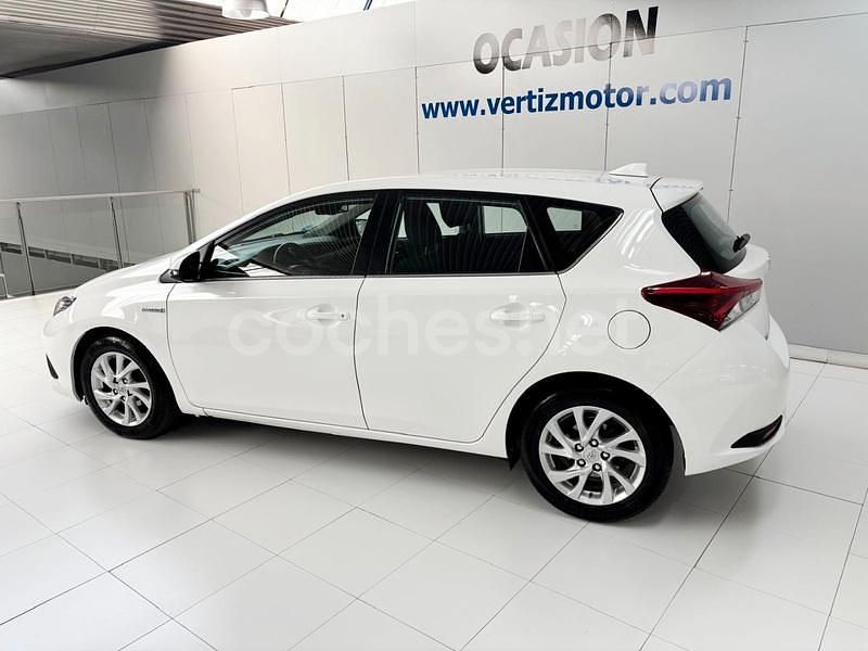 Usado Toyota Auris Hybrid Active 136 CV (100 kW) 2018 Blanco Berlina