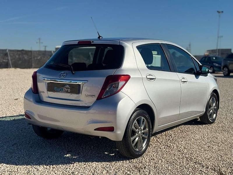 Usado Toyota Yaris Active 90 CV (66 kW) 2012 Gris Utilitario
