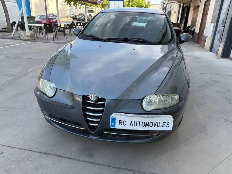 Usado Alfa Romeo 147 Distinctive 105 CV (77 kW) 2004 Azul Utilitario