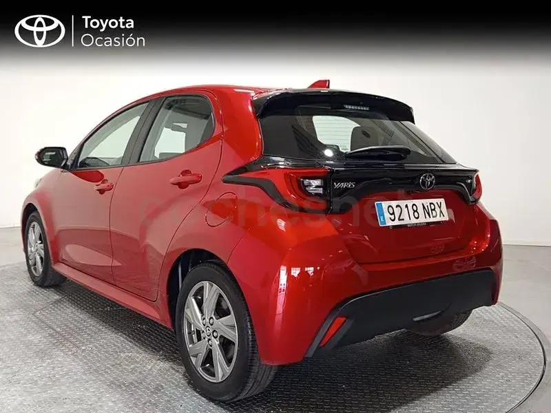 Usado Toyota Yaris Hybrid Active 116 CV (85 kW) 2025 Rojo Berlina