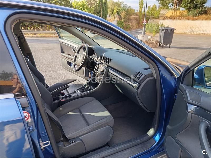 Usado Audi A4 130 CV (95 kW) 2003 Azul Berlina