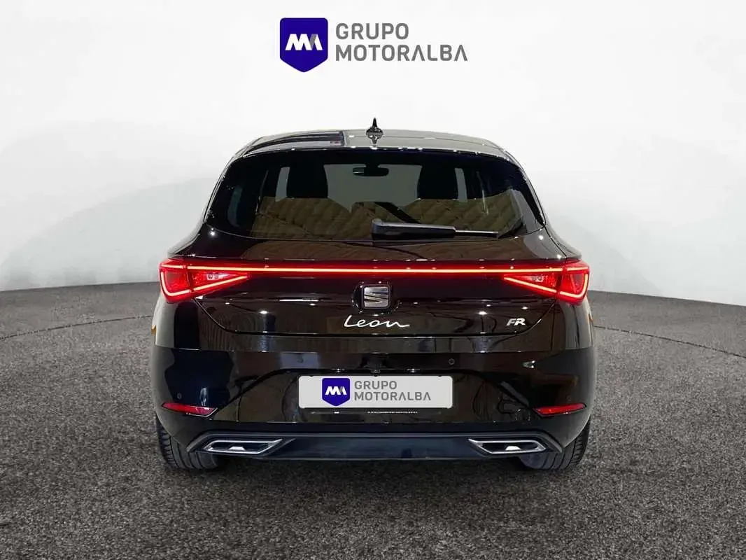Usado Seat Leon FR 150 CV (110 kW) 2023 Negro Utilitario