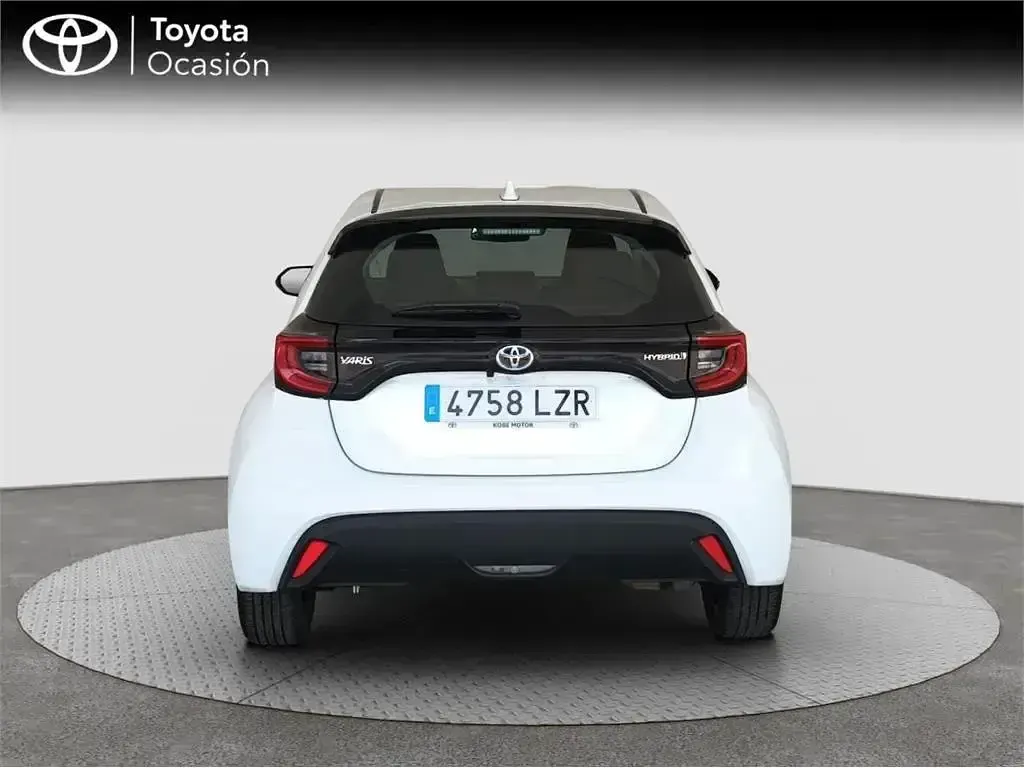 Usado Toyota Yaris Hybrid Active 116 CV (85 kW) 2022 Blanco Monovolumen