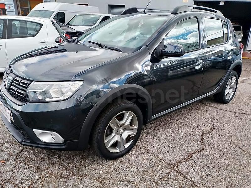 Usado Dacia Sandero Stepway 90 CV (66 kW) 2017 Gris / plata Berlina