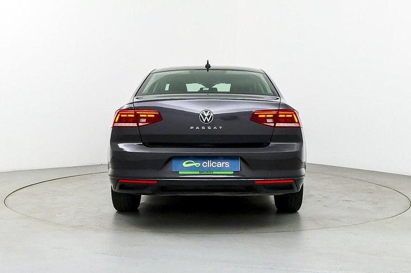 Usado VW Passat 150 CV (110 kW) 2021 Negro Berlina