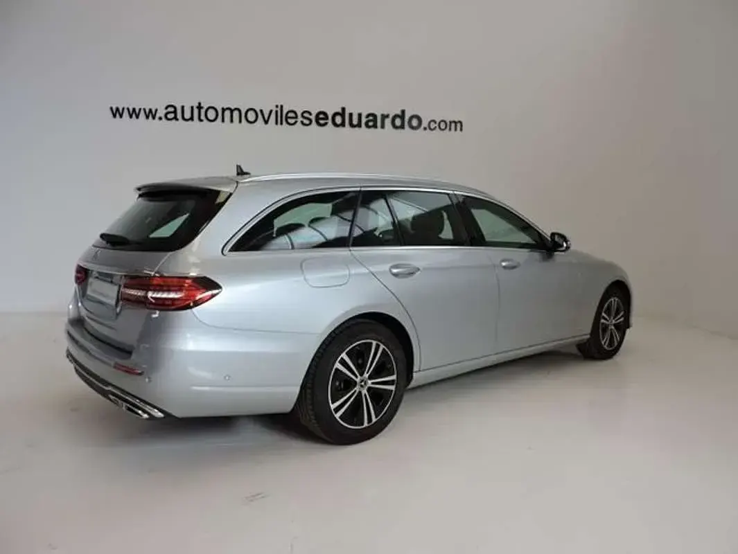 Usado Mercedes E220 194 CV (142 kW) 2022 Plateado Familiar