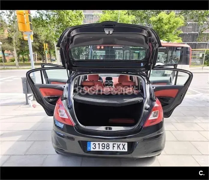 Usado Opel Corsa Cosmo 90 CV (66 kW) 2007 Negro Utilitario