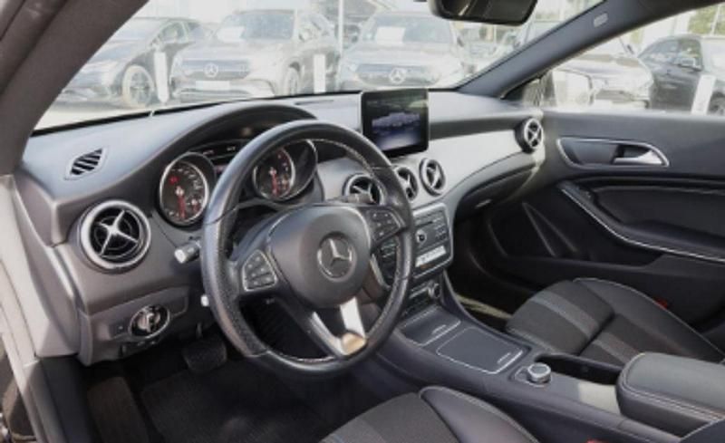 Usado Mercedes CLA220 Shooting Brake 2018 Negro Familiar
