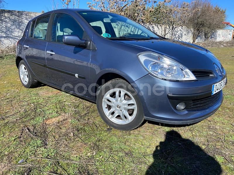 Gris / plata Usado 2006 Renault Clio II Dynamique Berlina | 4000 € (Precio justo) - Imagen 1/4