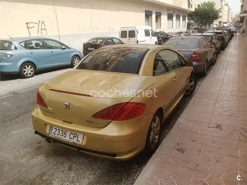 Usado Peugeot 307 CC 138 CV (101 kW) 2004 Amarillo Descapotable