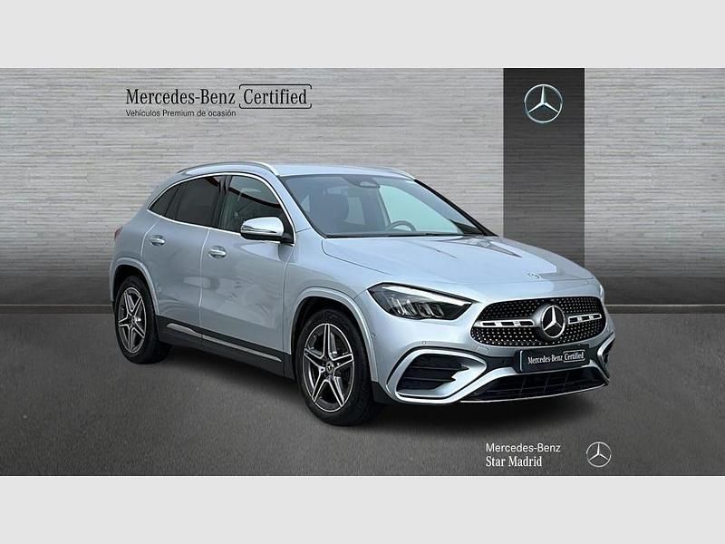 Usado Mercedes GLA200 AMG line 150 CV (110 kW) 2025 Gris / plateado SUV