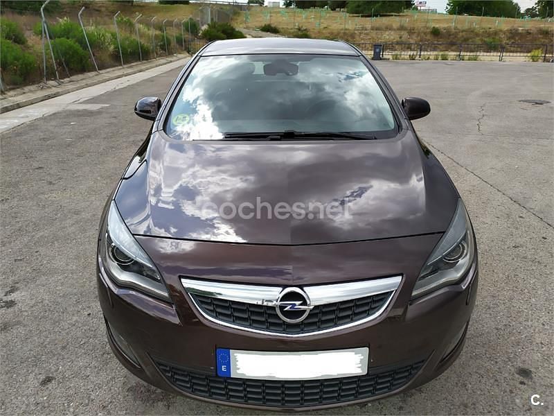 Usado Opel Astra Excellence 110 CV (80 kW) 2013 Marrón Berlina