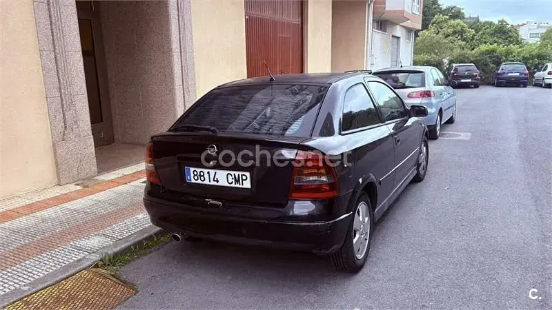 Usado Opel Astra Edition 100 CV (73 kW) 2003 Negro Berlina