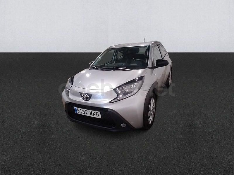 Usado Toyota Aygo X Play 72 CV (52 kW) 2023 Gris / plata SUV