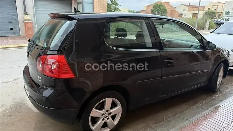 Usado VW Golf IV Highline 105 CV (77 kW) 2006 Negro Berlina