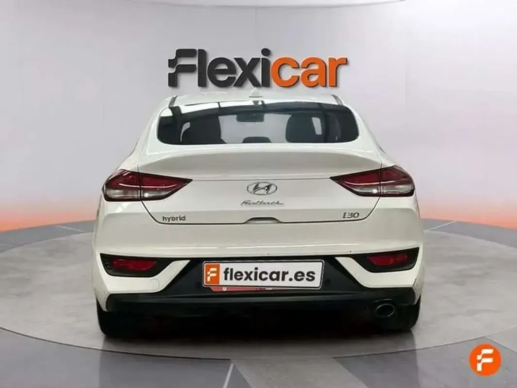 Usado Hyundai i30 136 CV (100 kW) 2021 Blanco Berlina