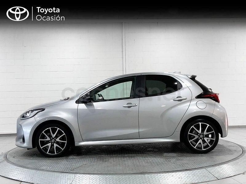 Usado Toyota Yaris Hybrid Style 116 CV (85 kW) 2022 Gris / plata Berlina