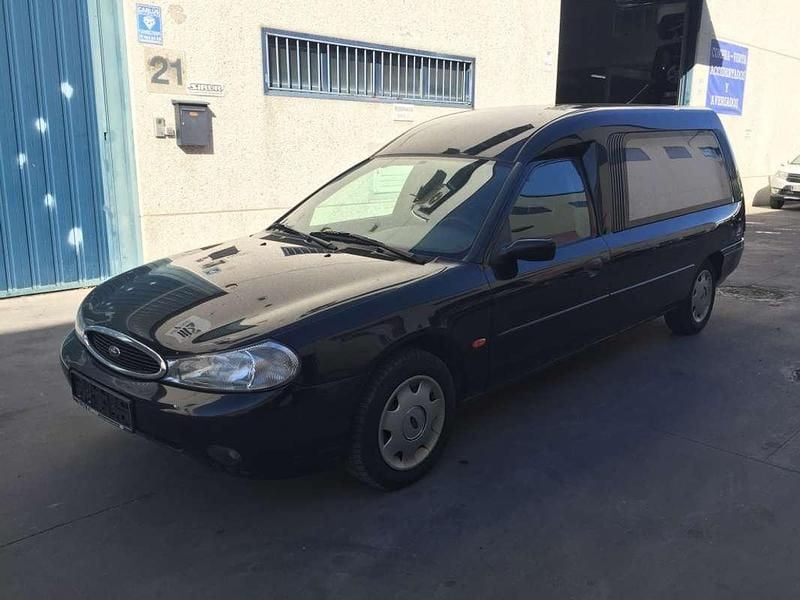 Usado Ford Mondeo Ghia 131 CV (96 kW) 1998 Negro Berlina