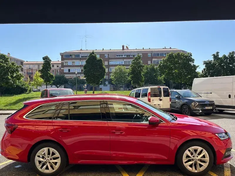 Usado Skoda Octavia Style 150 CV (110 kW) 2023 Rojo Familiar
