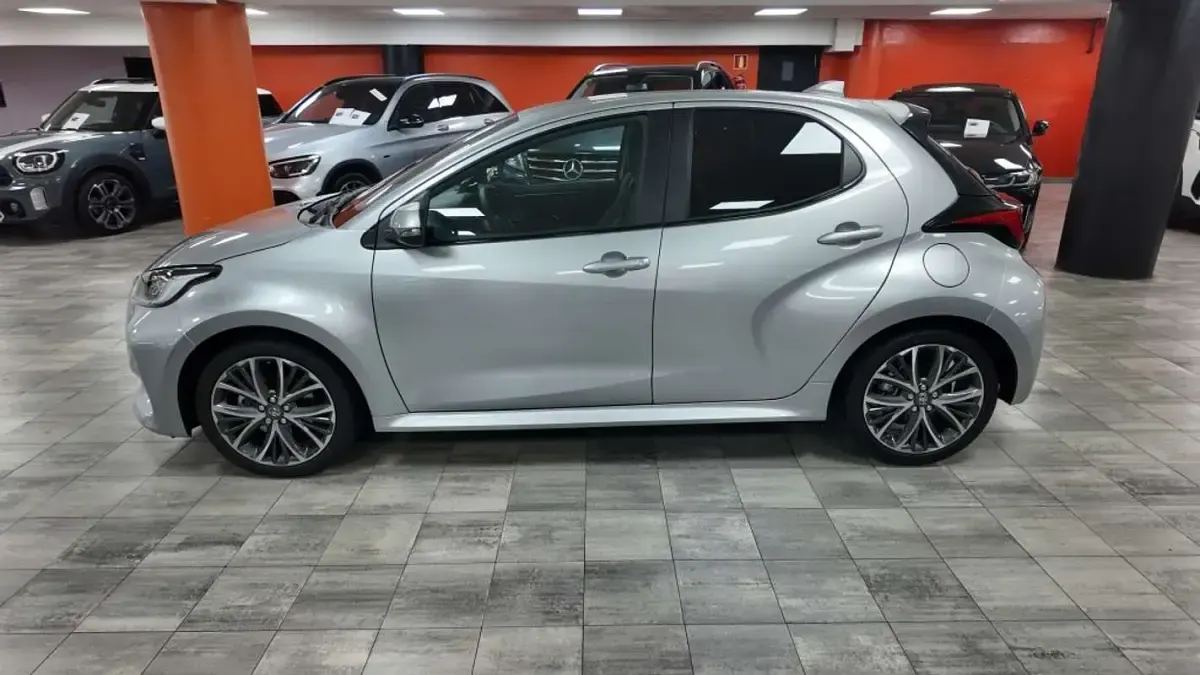 Nuevo Toyota Yaris Plus 116 CV (85 kW) 2025 Gris Utilitario