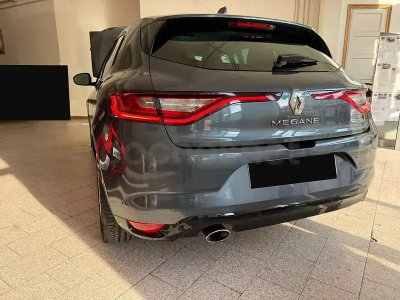 Usado Renault Mégane IV Zen 130 CV (95 kW) 2017 Gris / plata Berlina