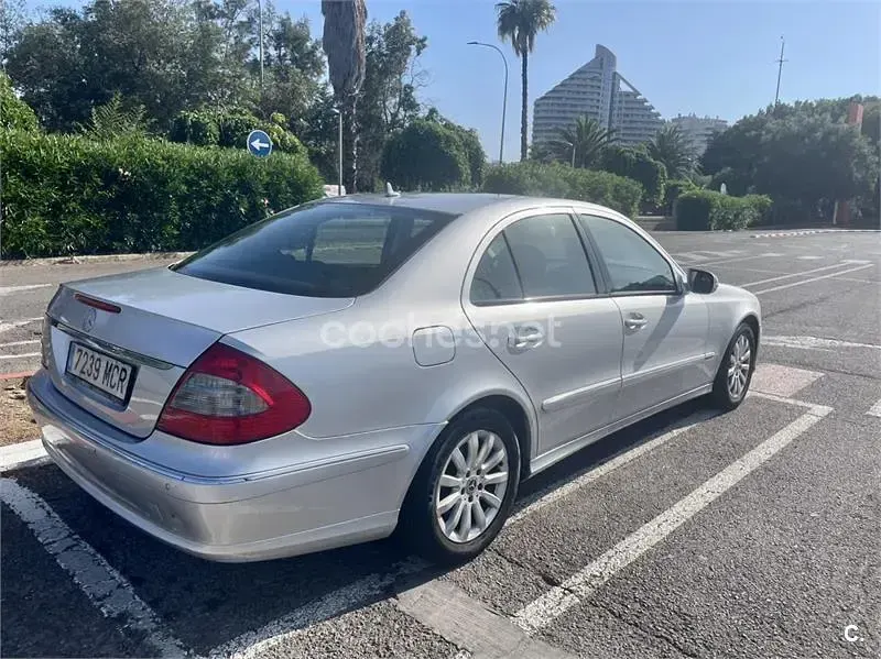 Usado Mercedes E200 Elegance 136 CV (100 kW) 2008 Gris / plata Berlina
