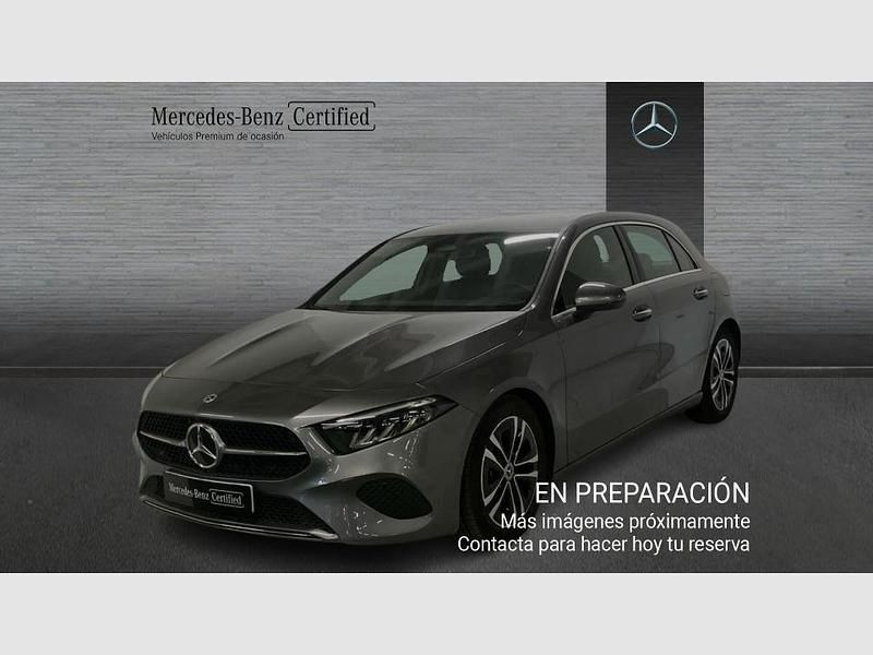Usado Mercedes A180 136 CV (100 kW) 2024 Gris montaña (metalizado) Utilitario