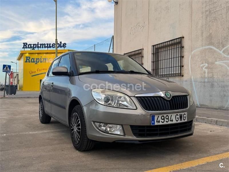 Gris / plata Usado 2010 Skoda Fabia Berlina | 4000 € (Precio justo) - Imagen 1/4