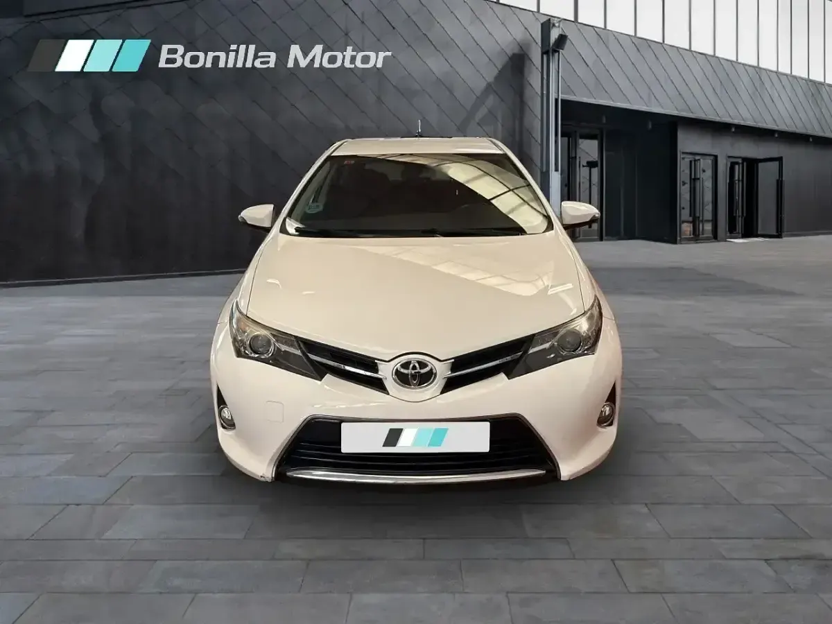 Usado Toyota Auris Active 132 CV (97 kW) 2013 Blanco Berlina