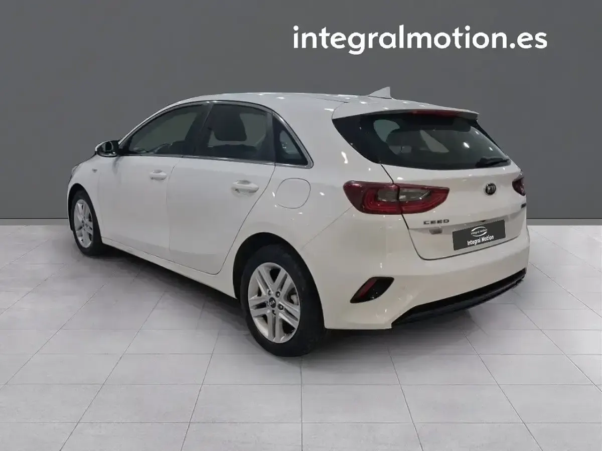 Usado Kia Ceed 120 CV (88 kW) 2021 Blanco Utilitario