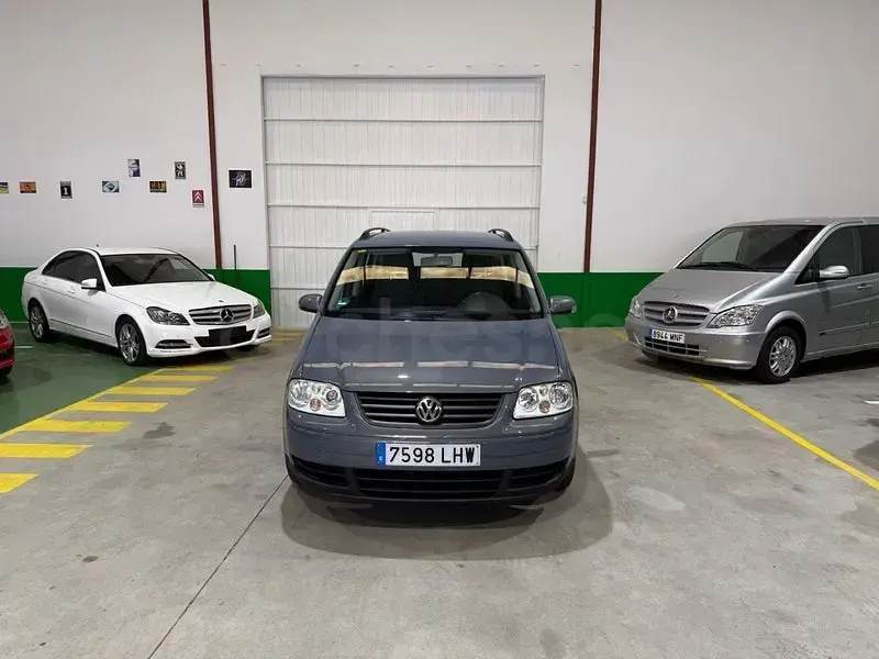 Usado VW Touran Conceptline 100 CV (73 kW) 2004 Gris / plata Monovolumen