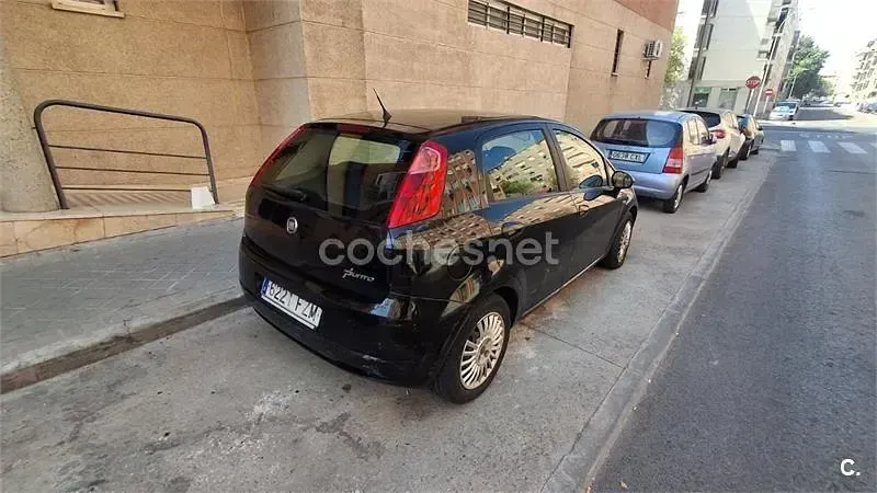 Usado Fiat Grande Punto Active 90 CV (66 kW) 2008 Negro Utilitario
