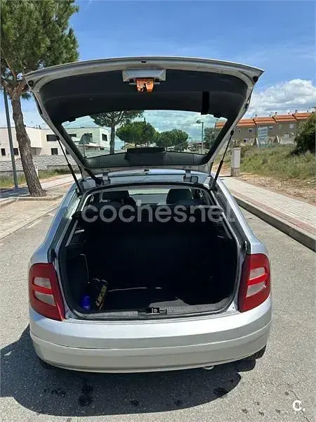 Usado Skoda Fabia Comfort 64 CV (47 kW) 2002 Gris / plata Berlina