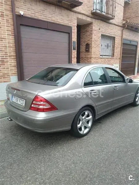 Usado Mercedes C180 Elegance 143 CV (105 kW) 2006 Gris / plata Berlina