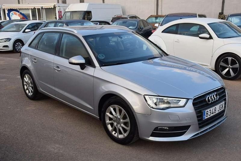 Usado Audi A3 Sportback Attraction 110 CV (80 kW) 2015 Gris Utilitario