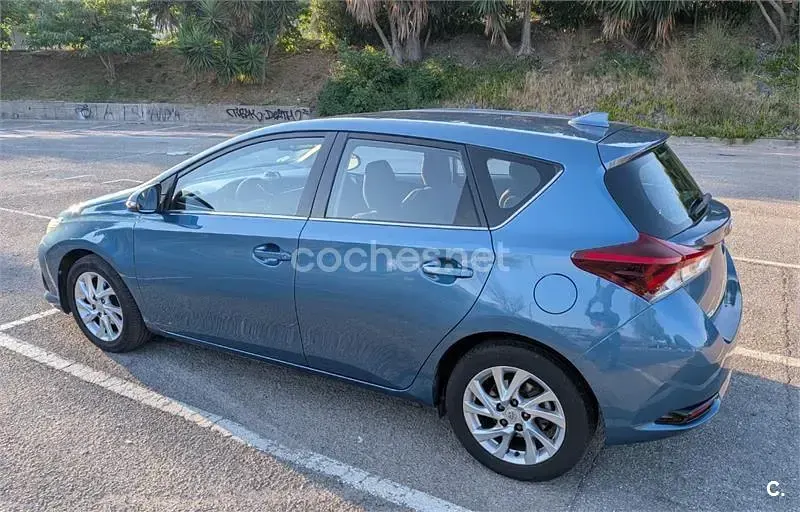Usado Toyota Auris Active 116 CV (85 kW) 2016 Azul Berlina