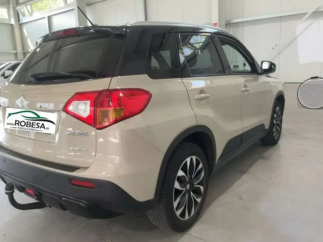 Usado Suzuki Vitara GLX 120 CV (88 kW) 2016 Beige SUV