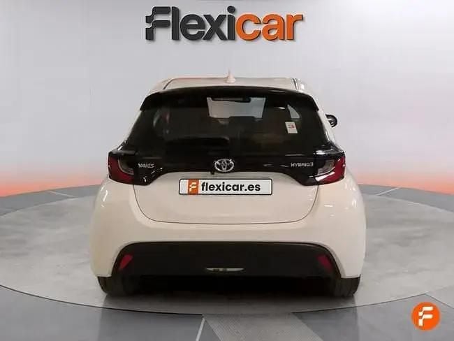 Usado Toyota Yaris Hybrid Active 116 CV (85 kW) 2022 Blanco
