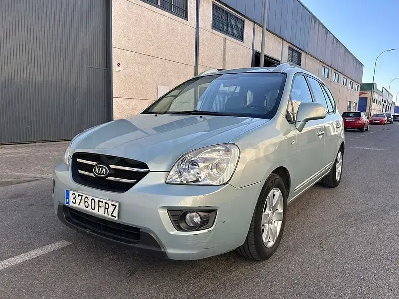 Usado Kia Carens Active 140 CV (102 kW) 2008 Gris / plata Monovolumen