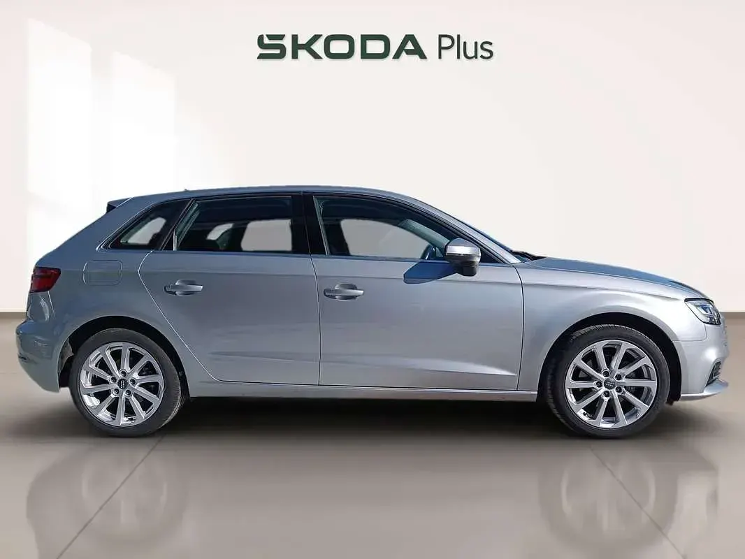 Usado Audi A3 Sportback Design 150 CV (110 kW) 2018 Plateado Utilitario
